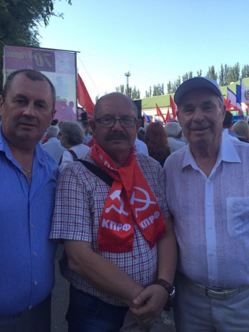 На митинге «АнтиНАТО» в Крыму обидели коммунистов (фото)