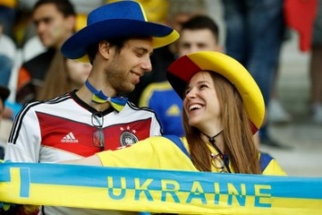 Как фанатки поддерживали сборную Украины на Евро-2016 (ФОТО)
