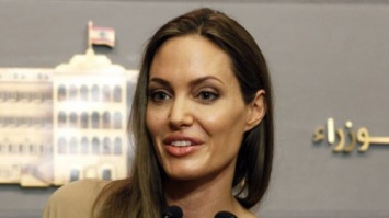 СМИ: Анджелина Джоли набирает вес в попытке угодить мужу