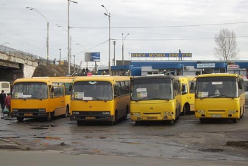 Водители маршруток вышли на митинг под Киевскую ОГА