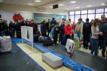 В аэропорту Одессы пограничники обнаружили поддельные документы вида на жительство в Украине