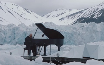 Известный пианист сыграл среди льдов Арктики (Видео)