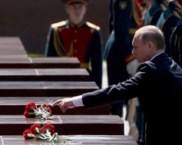 Путин демонстративно возложил цветы Киеву и Одессе (ФОТО)