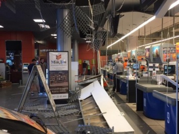 В результате обрушения потолка в торговом центре во Львове пострадала женщина