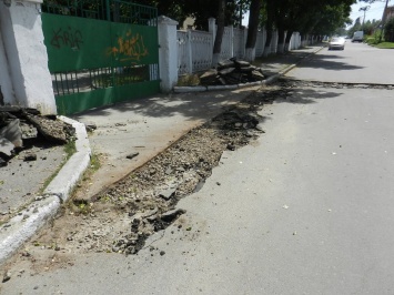 В Ингульском районе подрядчик за 900 тысяч гривен «на отвяжись» ремонтирует дорогу - активист