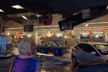 Во Львовском супермаркете на женщину обрушился подвесной потолок