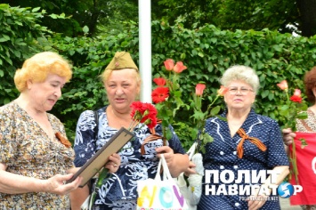 У Вечного огня киевские полицаи попытались декоммунизировать старушку с просоветской символикой