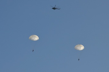 В Одессе курсанты-десантники отработали прыжки с парашютом на воду