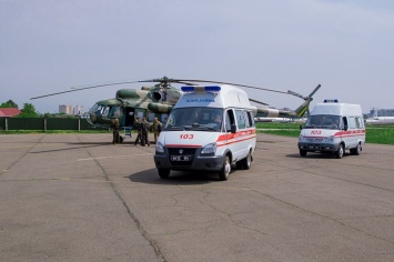 Тяжело раненных бойцов АТО вертолетом доставили в Киев (фото)