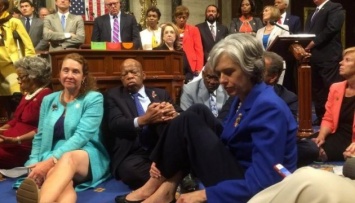 Демократы в Конгрессе США устроили сидячую забастовку из-за закона об оружии
