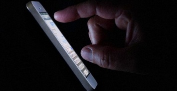 Ученые: Использование смартфонов в ночное время грозит слепотой