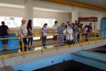 В Краматорске студентам показали как очищают воду на фильтровальной