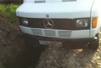В Александрии из-за халатности газовиков автомобиль провалился в яму. ФОТО
