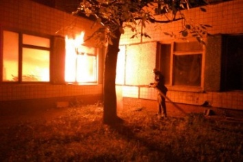 Патрульные полицейские вывели вахтера из горящего здания (ФОТО)
