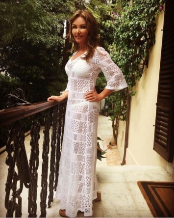 Супруга Дмитрия Маликова Елена позирует в полупрозрачном платье