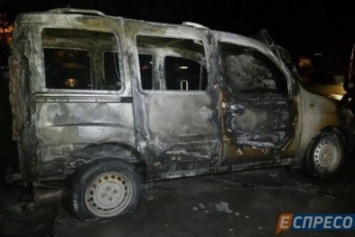 В Киеве на стоянке сожгли 4 машины (ФОТО)