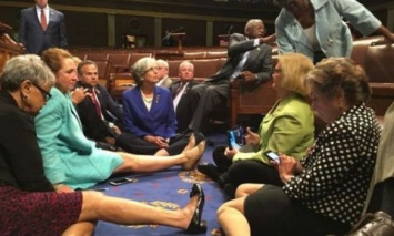 Демократы на полу Конгресса бастовали против оружия (фото)