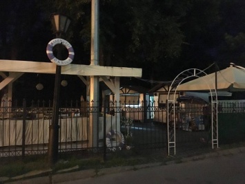 На Андреевском спуске летняя площадка кафе блокирует проход к Кокоревской беседке