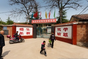 Три ученика скончались при обрушении стены школы в Китае