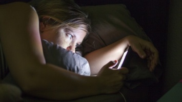Ученые: Использование смартфона ночью может привести к временной слепоте