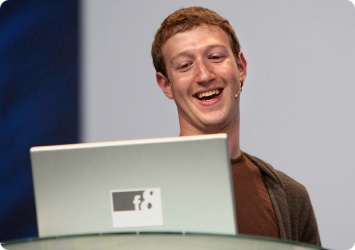 Марк Цукерберг заклеивает на своем ноутбуке микрофон и видеокамеру