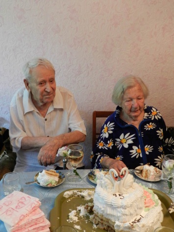 В Днепре уникальная семья отметила 75-летие свадьбы и 200 лет на двоих