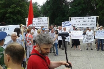 Протест профсоюзов в Днепре: несколько десятков активистов под красно-черными знаменами и Марченко в придачу