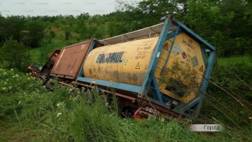 На Николаевщине перевернулся грузовик, объезжавший яму на дороге