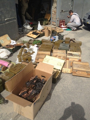В гараже запорожского "самооборонвца" нашли арсенал оружия