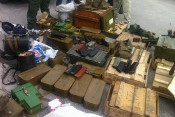 38 гранатометов и 111 гранат: полиция Запорожья подсчитывает боеприпасы из, обнаруженного в гараже, арсенала (ФОТО)