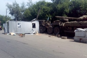 Военный тягач протаранил блокпост под Лисичанском: есть погибшие и раненные