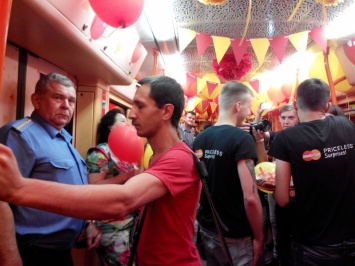 В киевском метро запустили поезд с шариками и сладостями