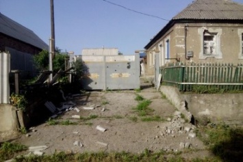 Снаряды боевиков "ДНР" падают в дома мирных жителей Авдеевки, но уже в 5 км от "промки" люди отдыхают на карьере (ФОТО)