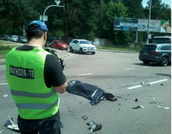 Под Киевом Mercedes сбил скутер, водитель погиб на месте