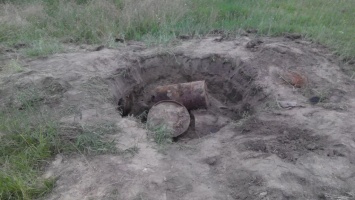 Под Киевом откопали бочки с неизвестным веществом