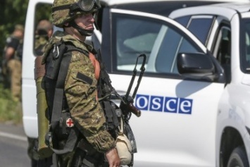 Вооруженные люди не пустили миссию ОБСЕ в Новоазовск и Коминтерново