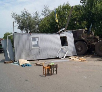 В районе АТО военный тягач протаранил блокпост, погиб военный (фото)