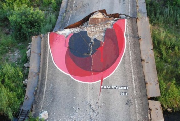 Художник создал картину на разрушенном боевиками "ДНР" мосту (фото)