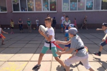 Криворожские регбисты познакомили учащихся школы №41 с овальным мячом (ФОТО)