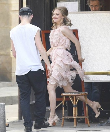 Аманда Сейфрид снимается в новой рекламе Givenchy