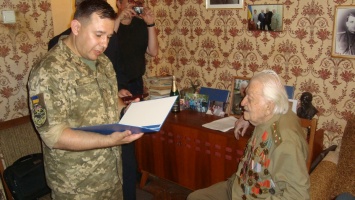 Столетнему герою Второй мировой войны, защищавшему Донбасс, представители украинской армии вручили орден