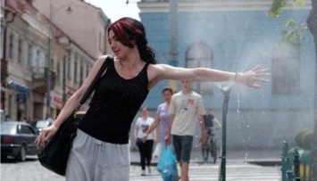 В Черновцах от жары спасаются в импровизированных фонтанах
