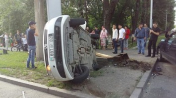 Два пассажира такси пострадали в крупном ДТП в Алматы