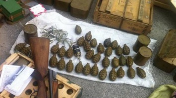 В Запорожье правоохранители нашли огромный арсенал оружия и взрывчатки