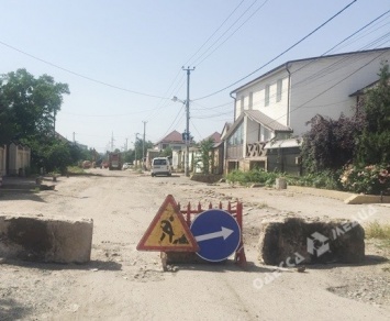 Одесские коммунальщики приступили к ремонту улицы Толбухина (фото)
