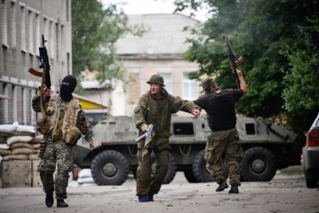 Боевики в Донбассе открывали огонь из БМП и артустановок