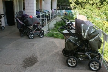 Воровку детских колясок от детской поликлиники наконец-то поймали в Чернигове