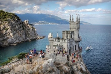 Туристы готовы проводить в среднем две недели отпуска в Крыму и тратить до 30 тыс руб