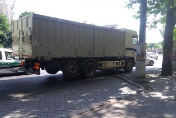 Фуры в Николаеве паркуются прямо в центре города (ФОТО, ВИДЕО)