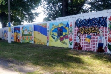 В Мирнограде (Димитрове) на стенах стадиона Шахтер появились яркие патриотические граффити